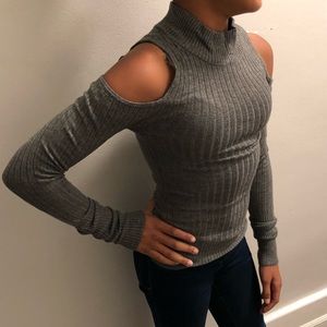 Junior 3 Cropped Sweater off the shoulders